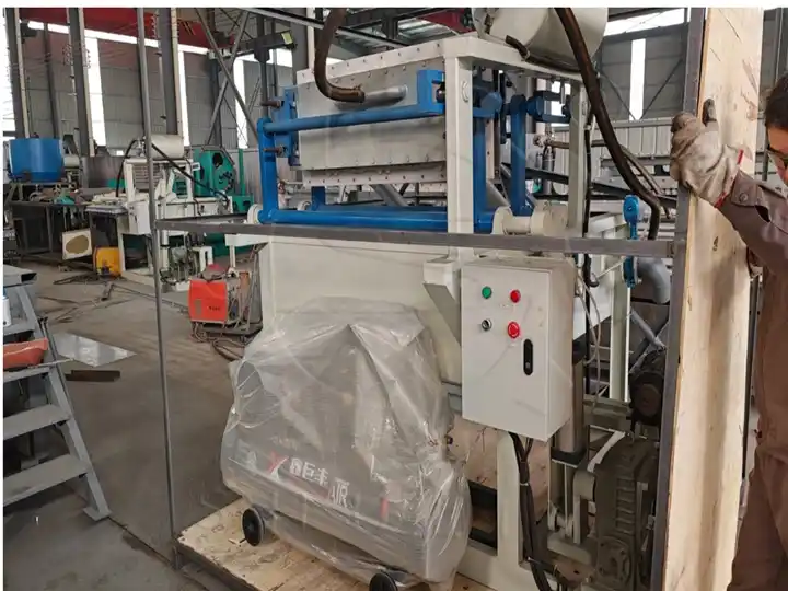 Shoe tray forming machine