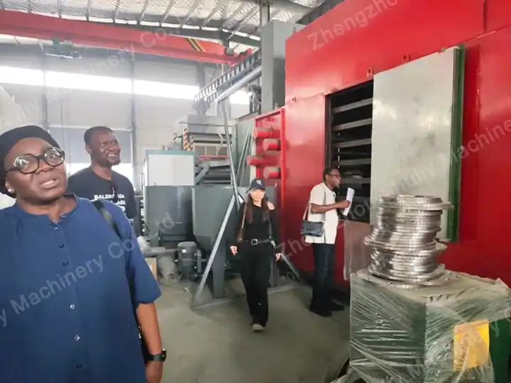 عميل بنين يزور خط الإنتاج