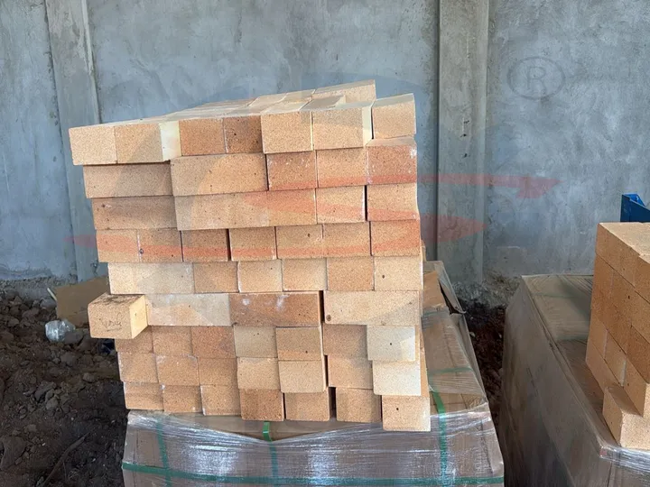 Refractory brick
